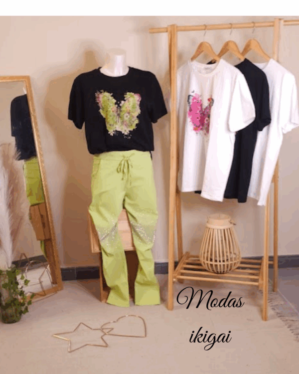 Camiseta negra mariposa colorines verdes - Imagen 1