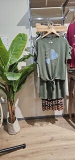 Conjunto de blusón y pantalón corazones - Imagen 3