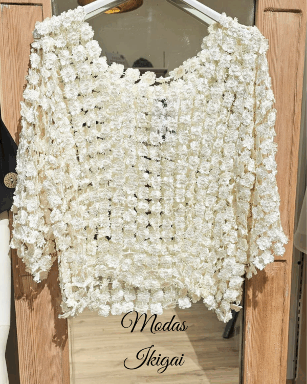 Moda Ikigai - 2025-10-28T190047.341 Blusón calado blanco roto - Imagen 1